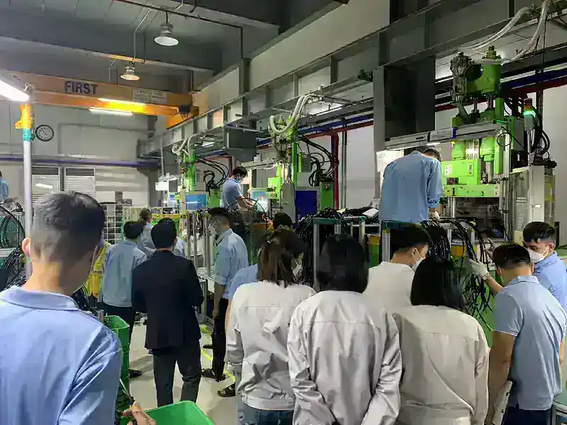 Gemba cùng học viên - Lean Practitioner (Manufacturing) Prettl Automotive Việt Nam